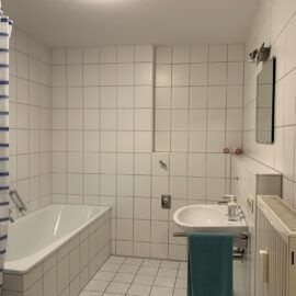 innenliegendes Badezimmer mit Wanne und Dusche