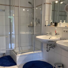 Bad mit Dusche + 2 Waschbecken...