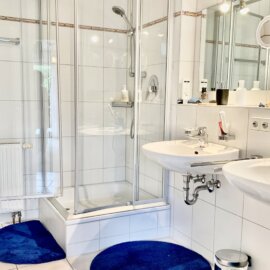 Bad mit Dusche + 2 Waschbecken, WC