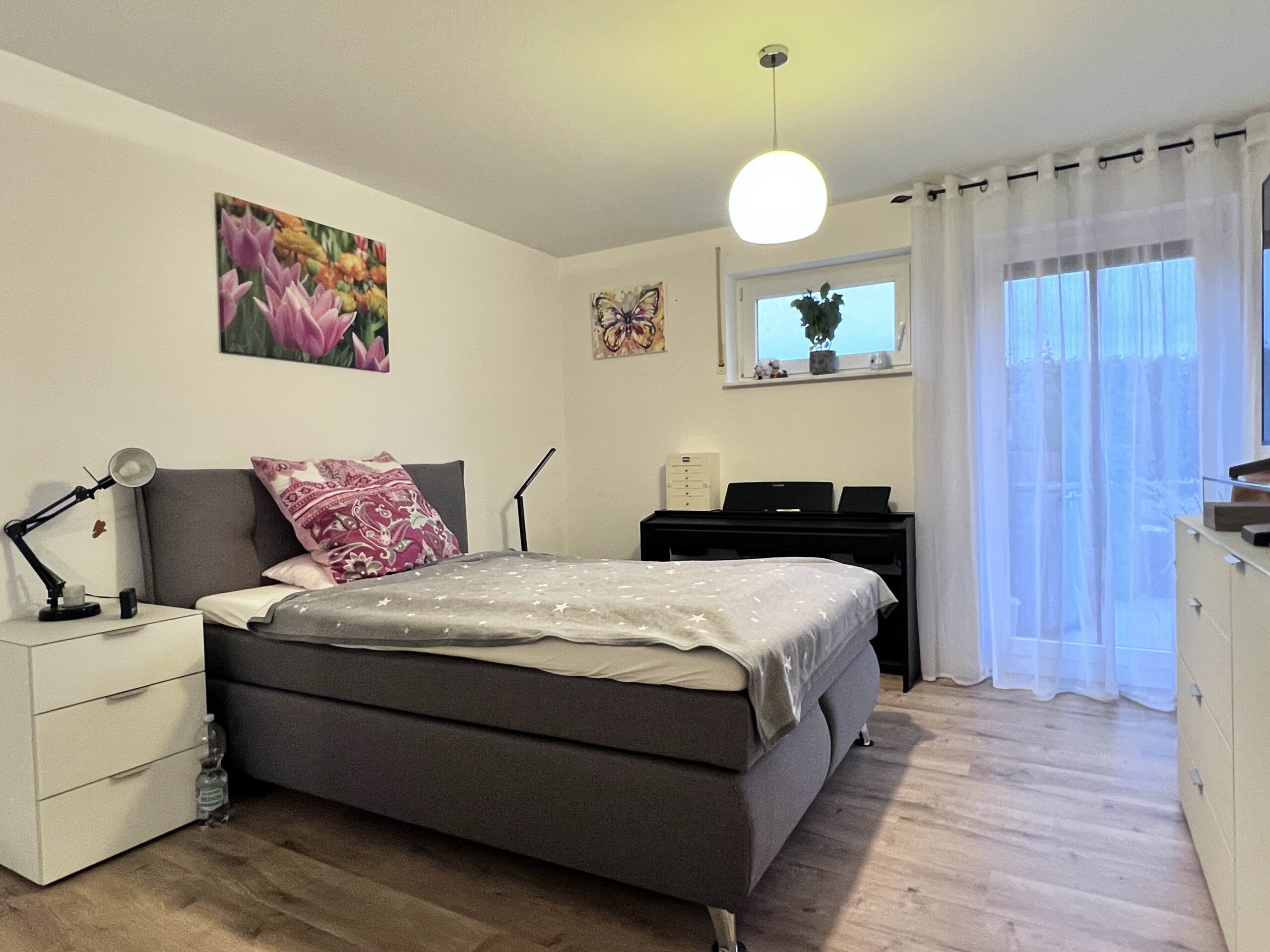 Das Schlafzimmer, ebenfalls mit Terrassenausgang