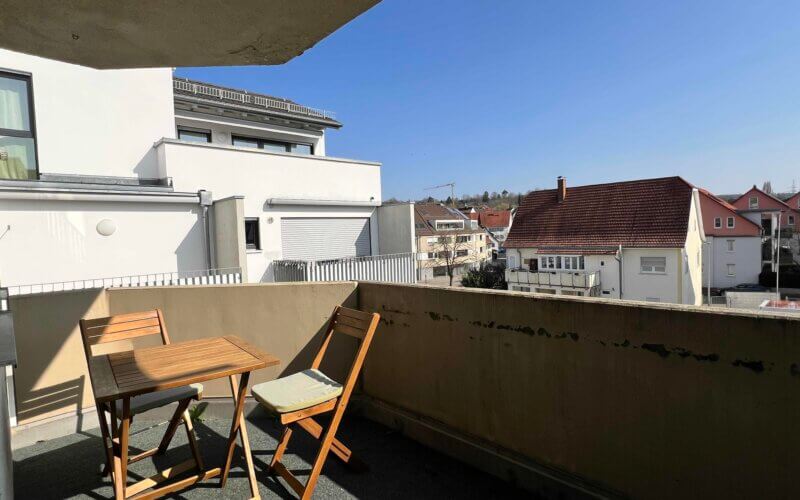 Helle, sanierte 2-Zi-Wohnung in MFH mit großem Balkon / 2.OG / geschlossene Garage in Tiefgarage / Böden + EBK neu in 2022