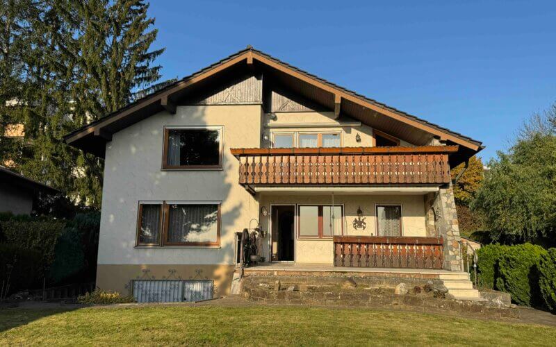 Zweifamilienhaus in herrlicher Aussichtslage verkauft.