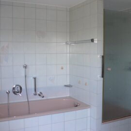 Badewanne und große Dusche