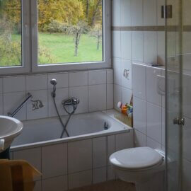 Badezimmer mit Wanne, Dusche und WC