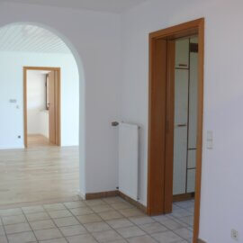 Blick vom Wohnungseingang zum Wohn-/Esszimmer und Arbeitszimmer