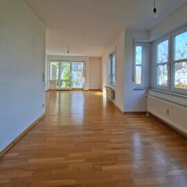 Blick von der Küche ins Esszimmer