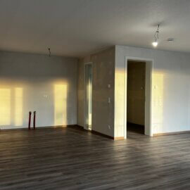 Blick zu Küche und Eingangsdiele