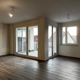 Bodentiefe Fenster um den zentralen Balkon herum