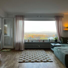 Das Wohnzimmer mit Ausgang zum Wintergarten