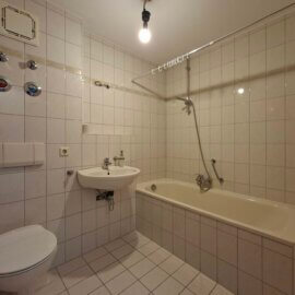 Innenliegendes Bad mit Wanne+Wachbecken+WC