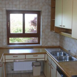 Küche mit Einbauküche