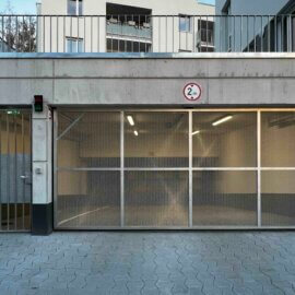 Tiefgarage, Einfahrt Moltkestraße, mit dem Aufzug in die Wohnung