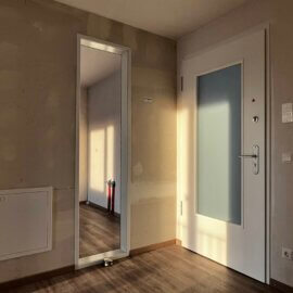 Wohnungseingang mit Fenster zur Küche