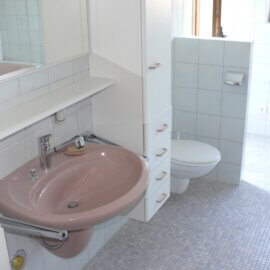 großes Badezimmer mit Gartenausgang