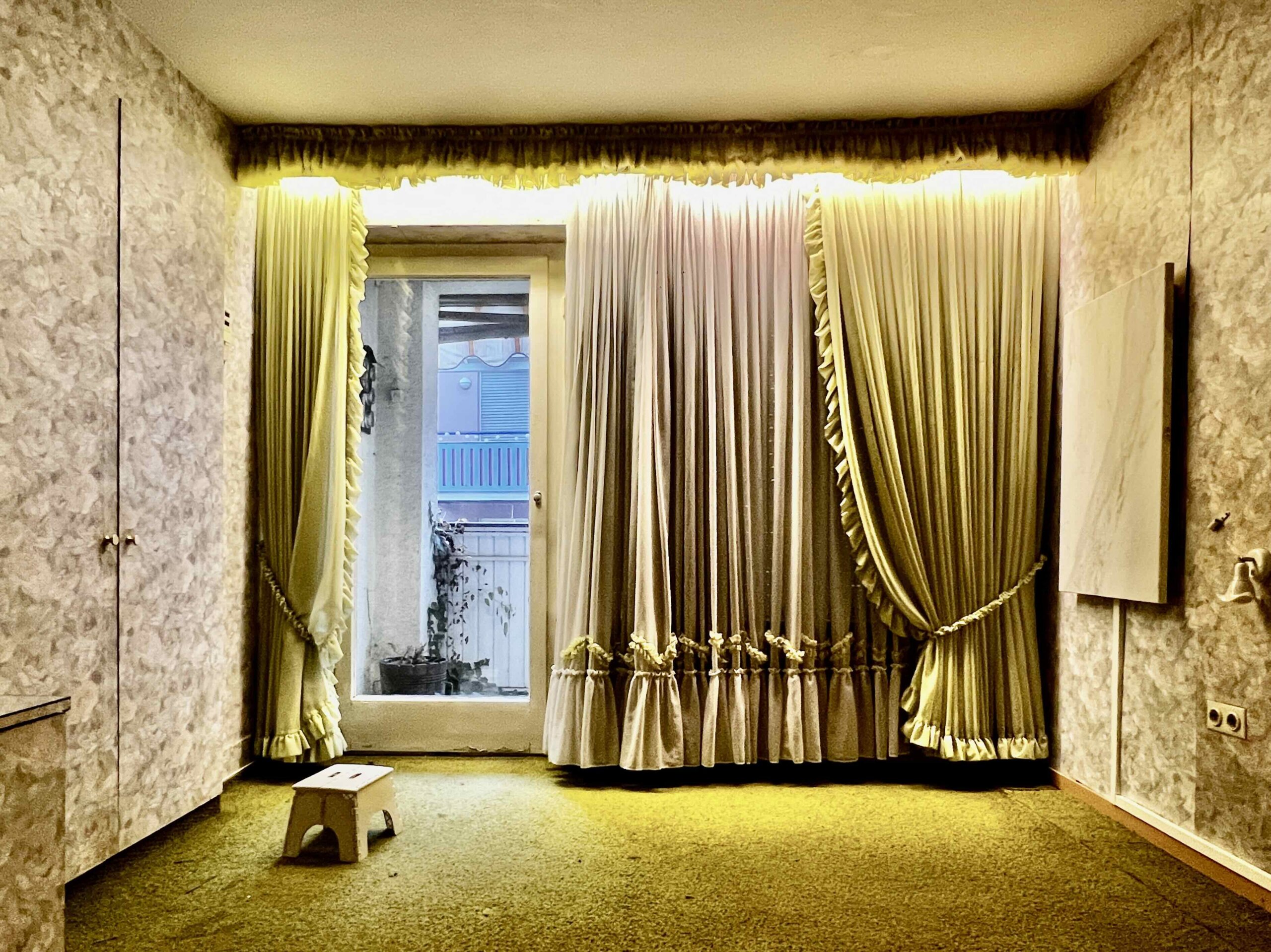 1.OG Zimmer mit Balkon zum Innenhof