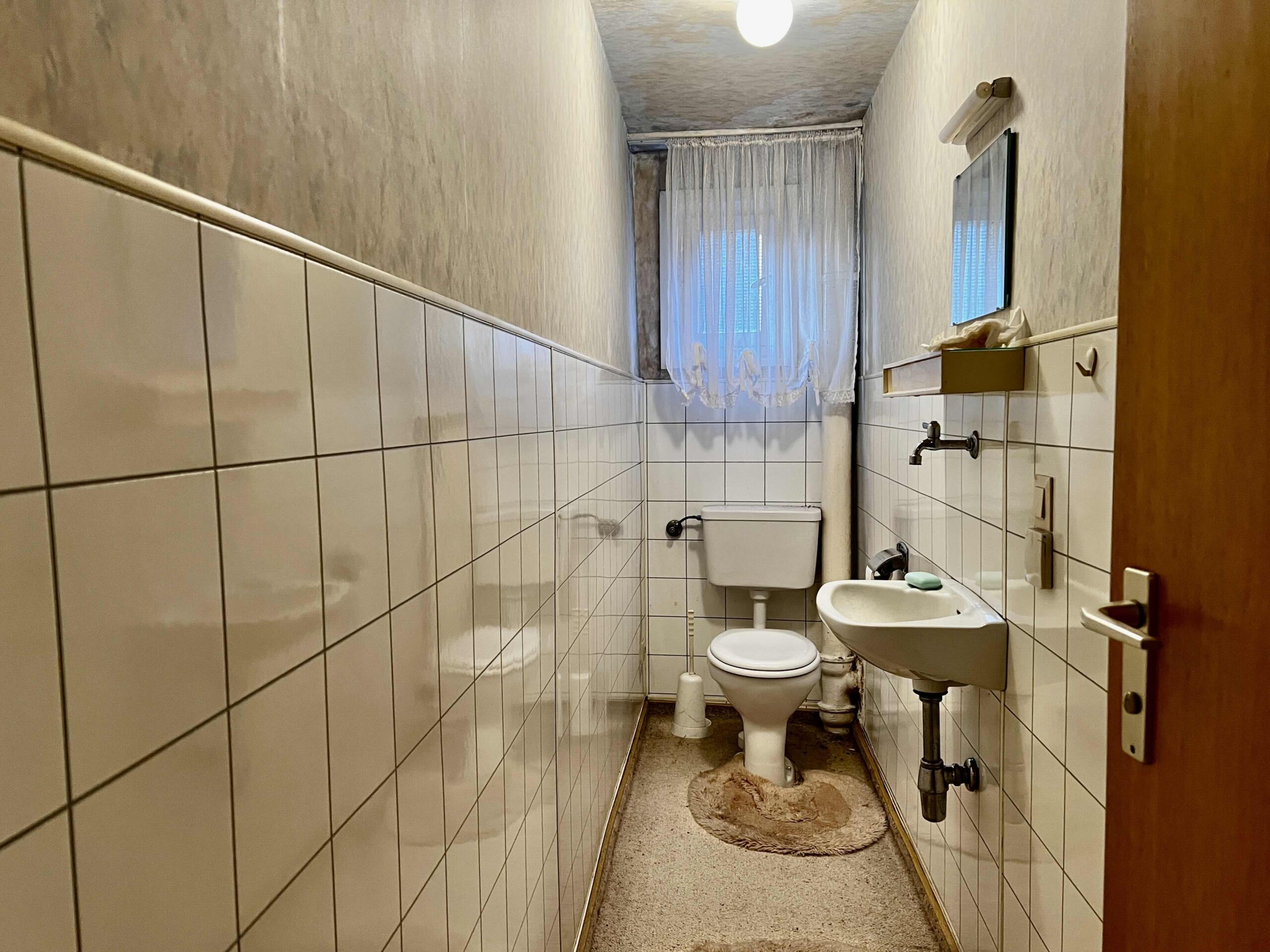 2.OG WC mit Waschbecken