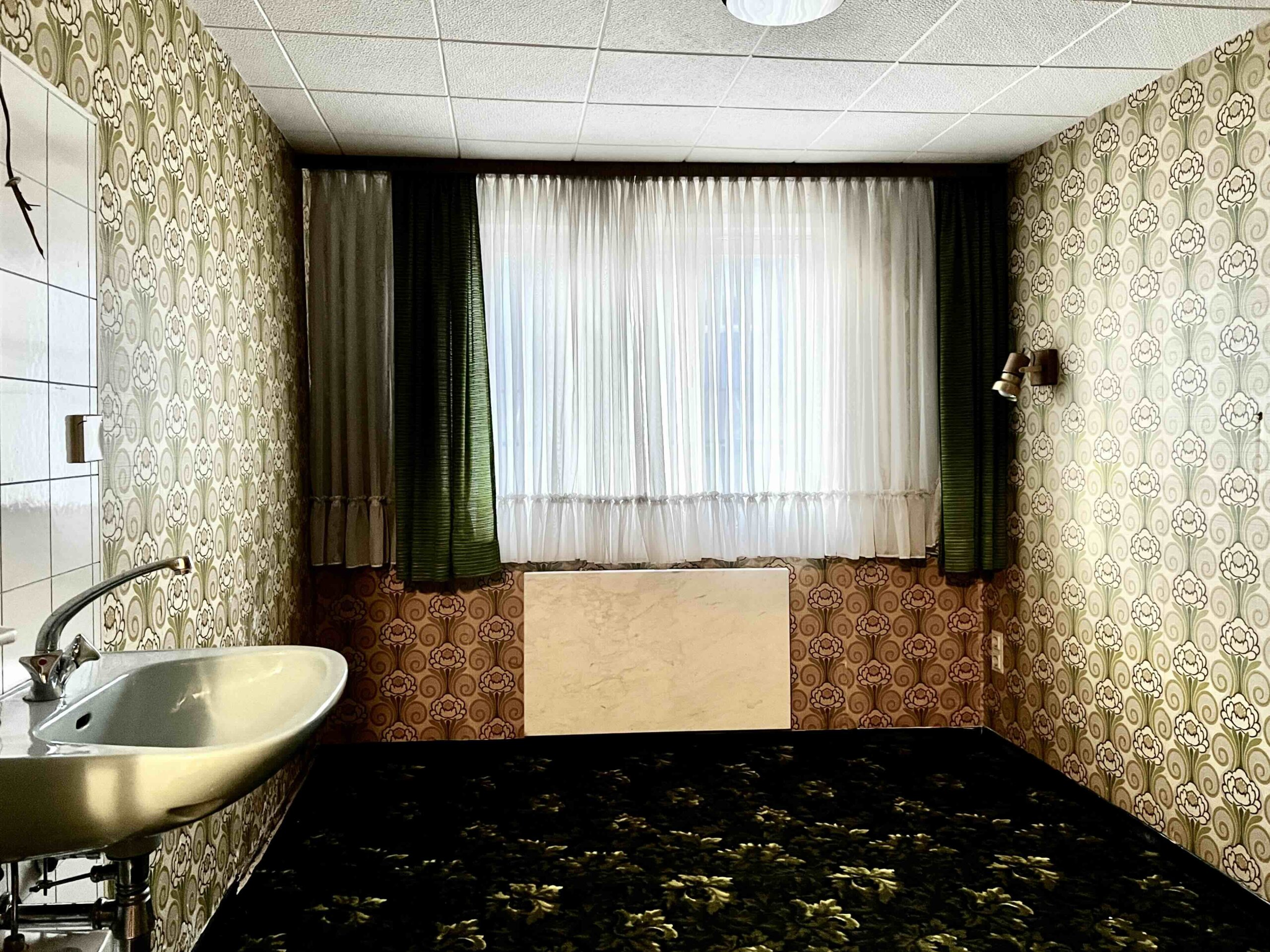 2.OG Zimmer mit Waschbecken