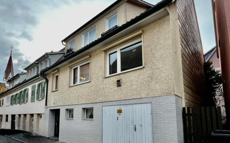 Zweifamilienhaus mit Ausbaupotenzial. Hoher Modernisierungsbedarf. Frei.