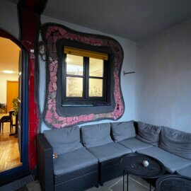 Der überdachte Balkon als Kunstobjekt