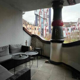 Balkon mit Blick in den Hundertwassergarten