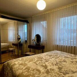 Das Schlafzimmer mit Platz für einen großen Kleiderschrank