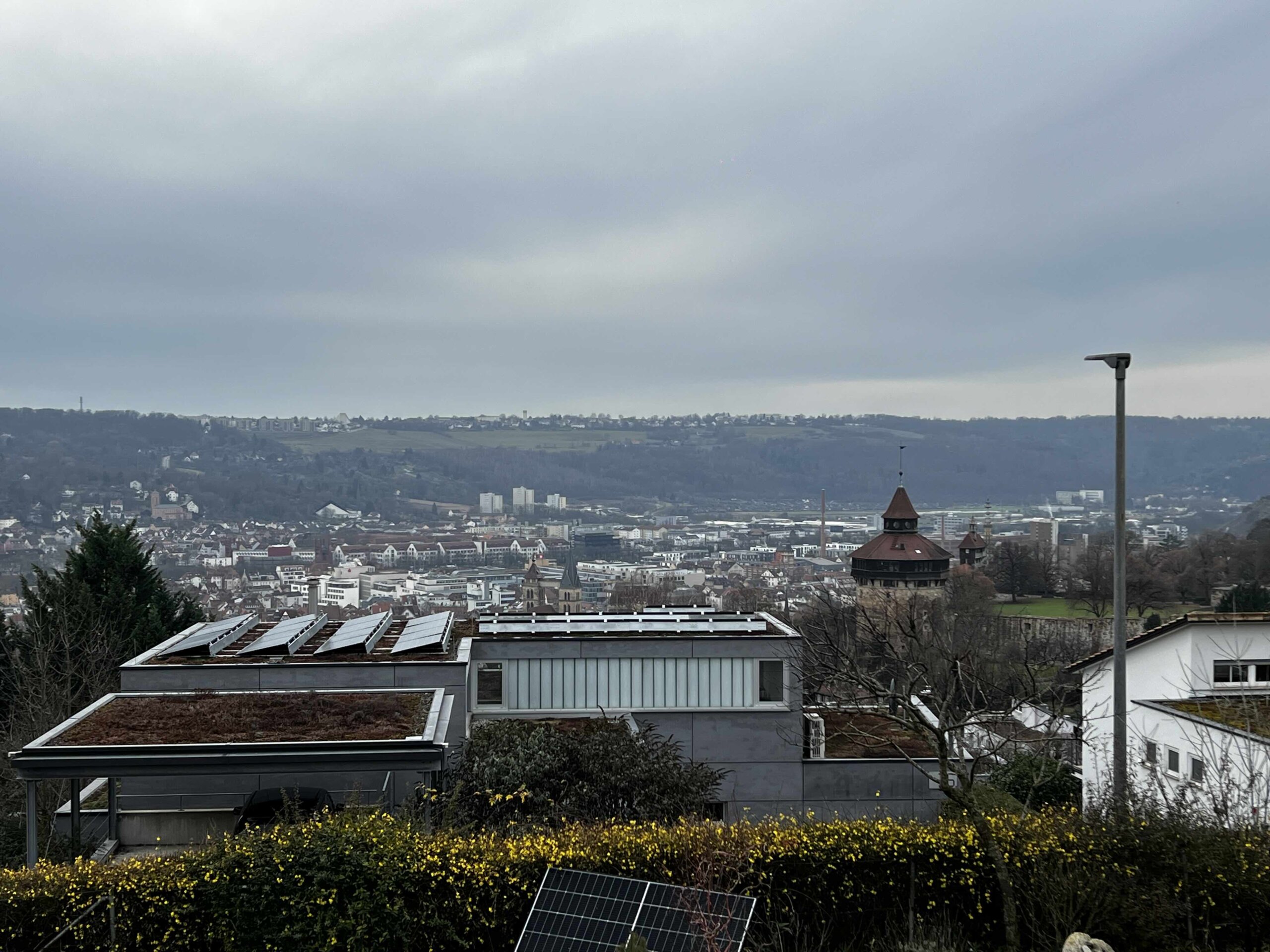 Gepflegte 3-Zi-Wohnung. Großer Balkon, herrlicher Ausblick. Stellplatz inklusive.