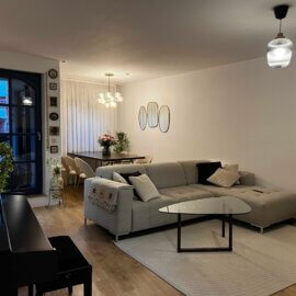 Wohn-Esszimmer mit Balkonausgang