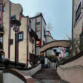 Zugang zum Hundertwasser-Areal, über die Tiefgarage stufenlos mit dem Aufzug