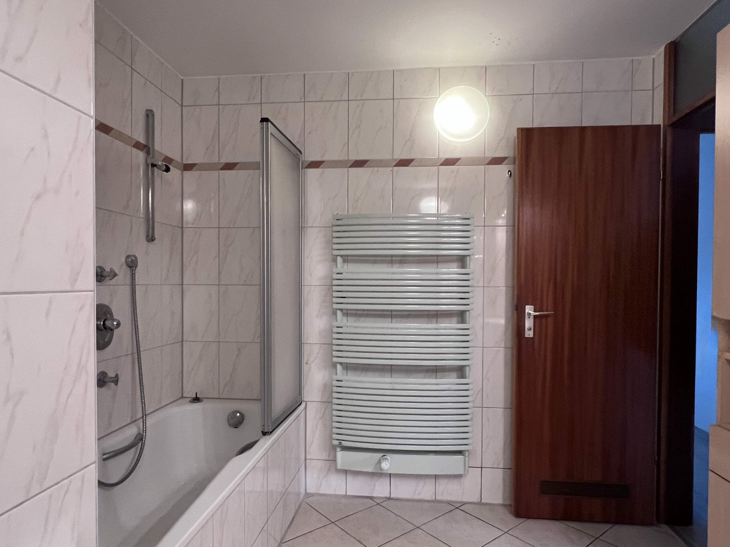 Bad mit Wanne + Handtuchheizkörper