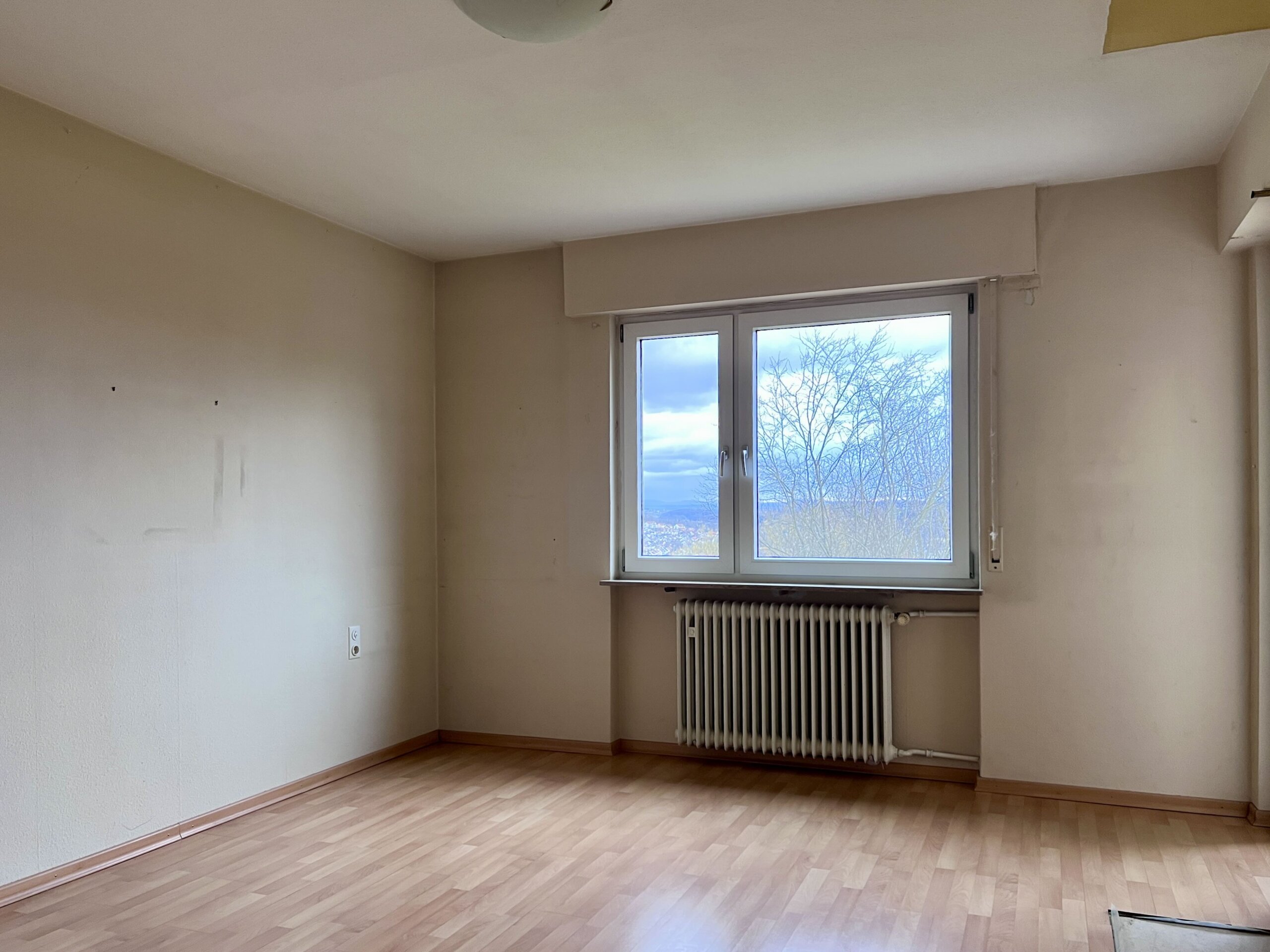 EG Zimmer mit Balkonausgang_