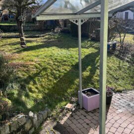 Garten und überdachte Terrasse