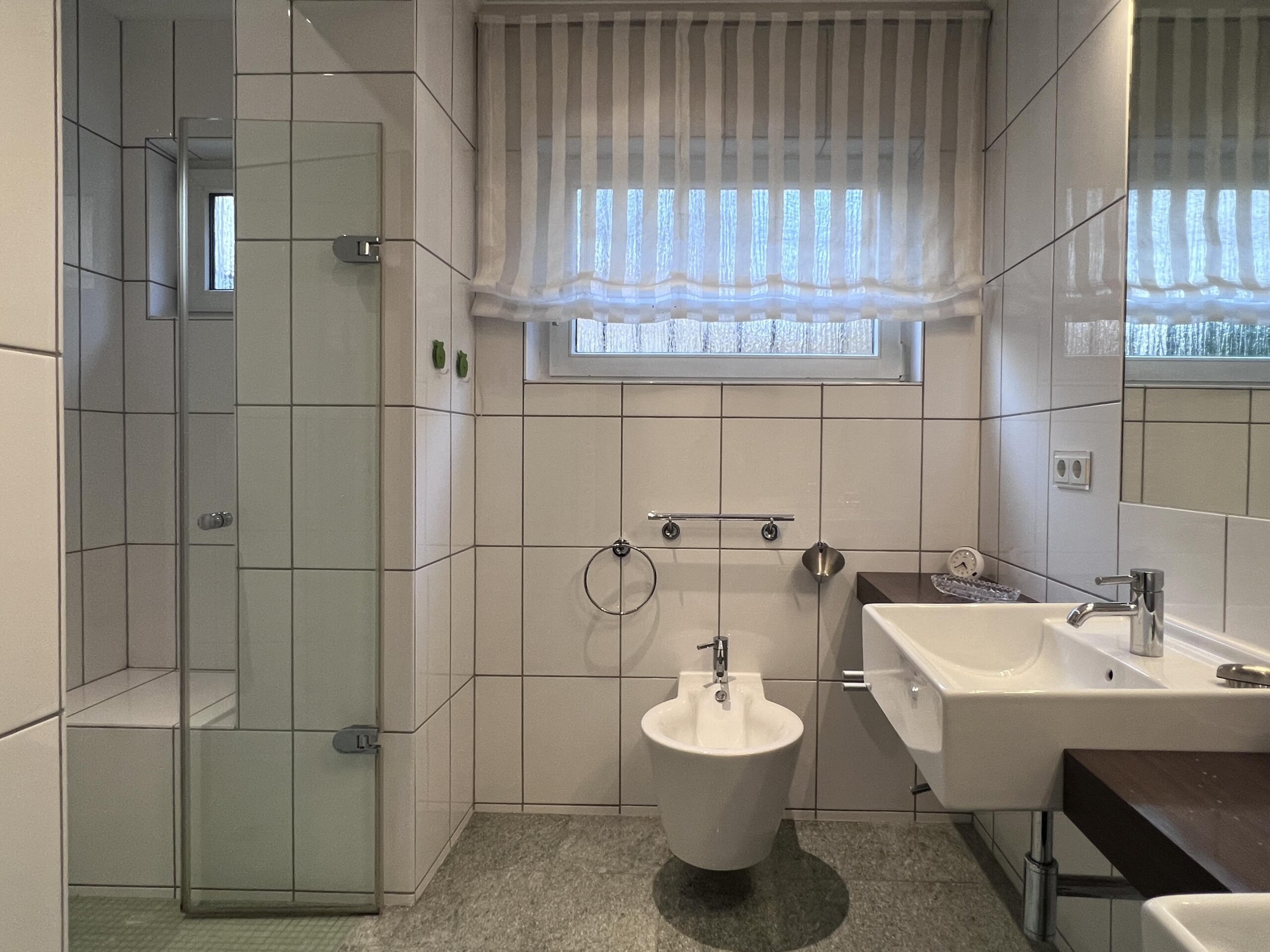 EG Badezimmer mit 2 Waschtischen, Bidet und bodengleicher Dusche