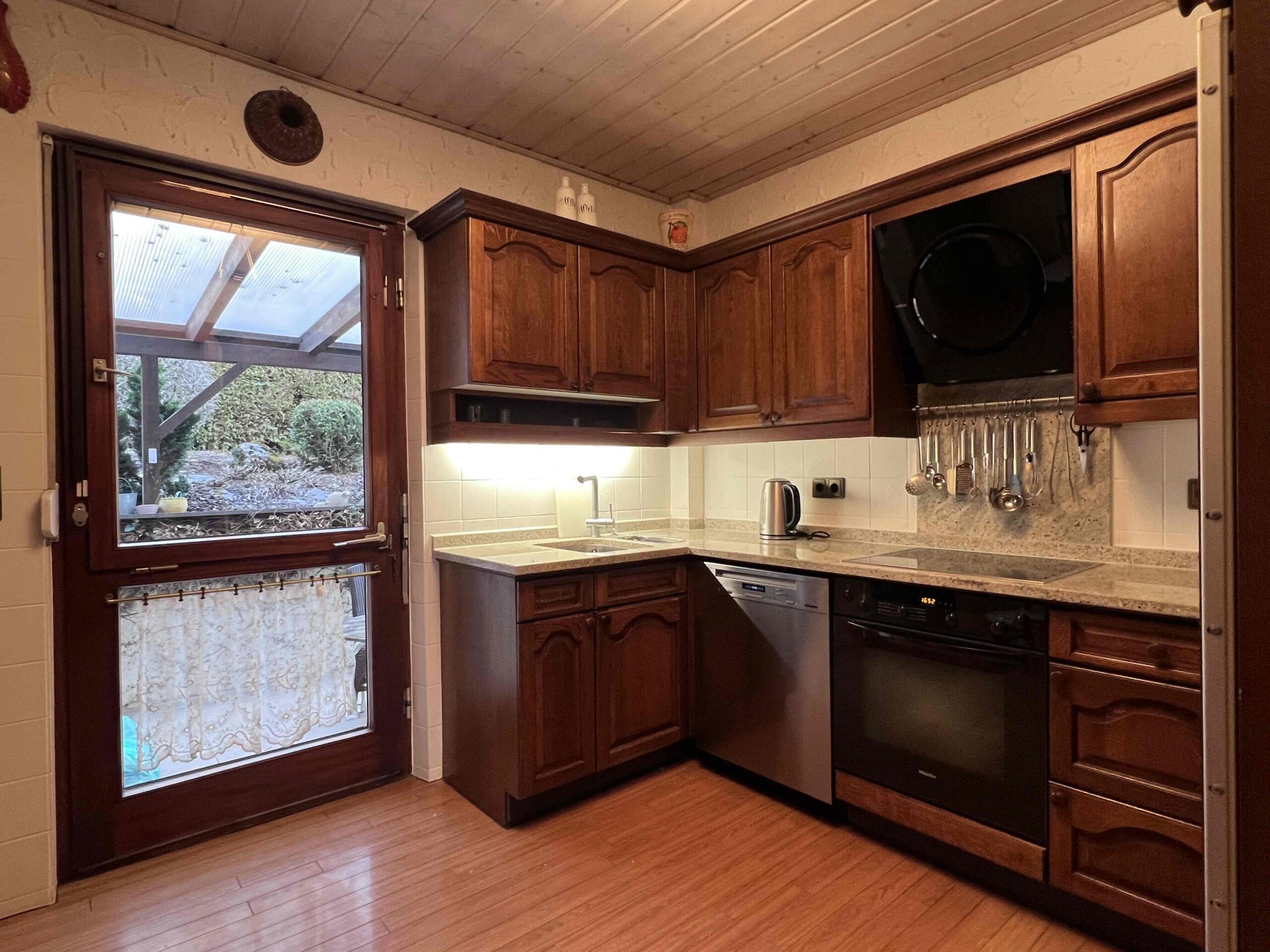 EG Küche mit Ausgang auf die Terrasse