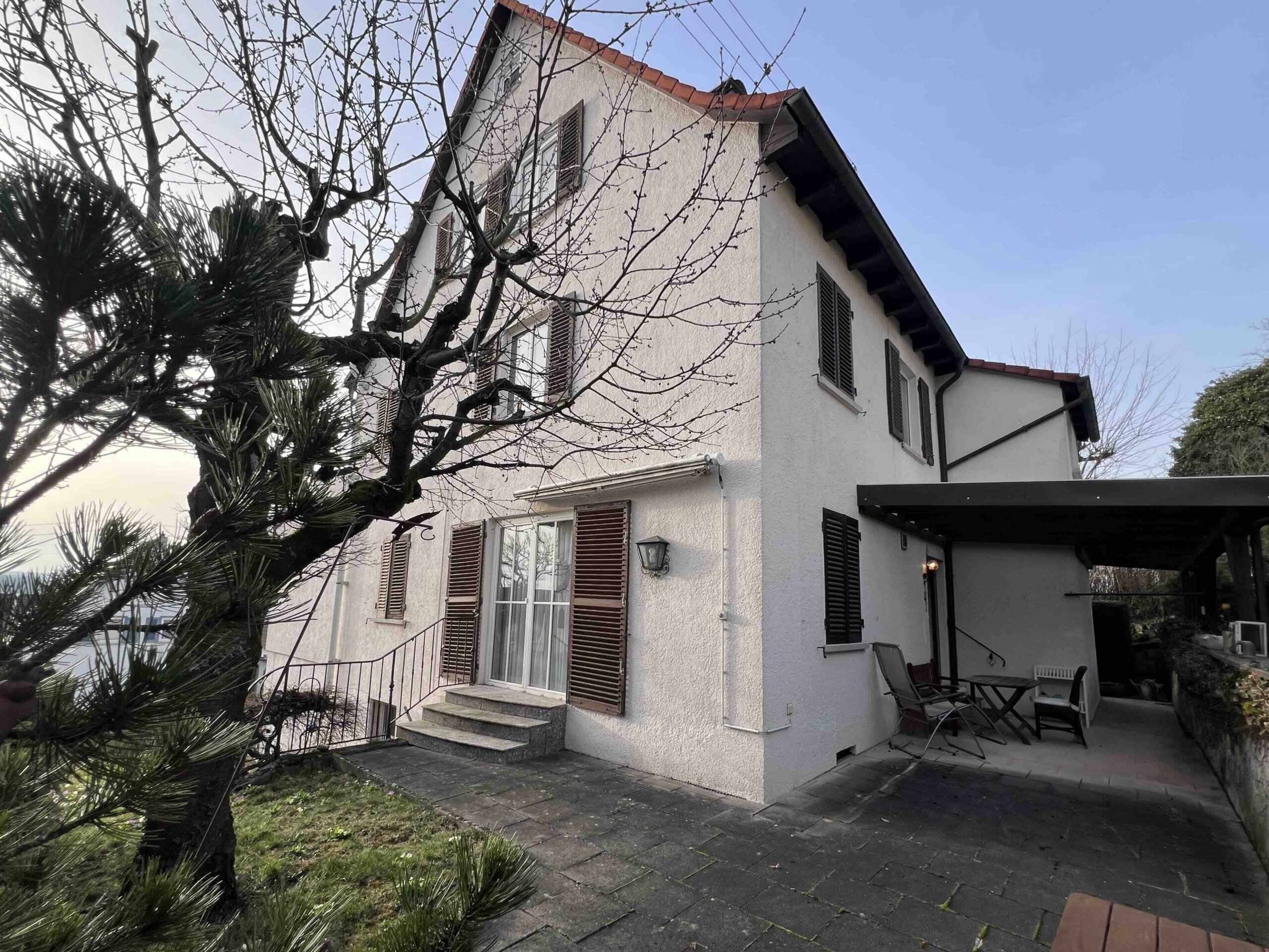 Freistehendes Mehrfamilienhaus. Eigennutzung und/oder Kapitalanlage. 2 Garagen. 3 Einheiten frei.