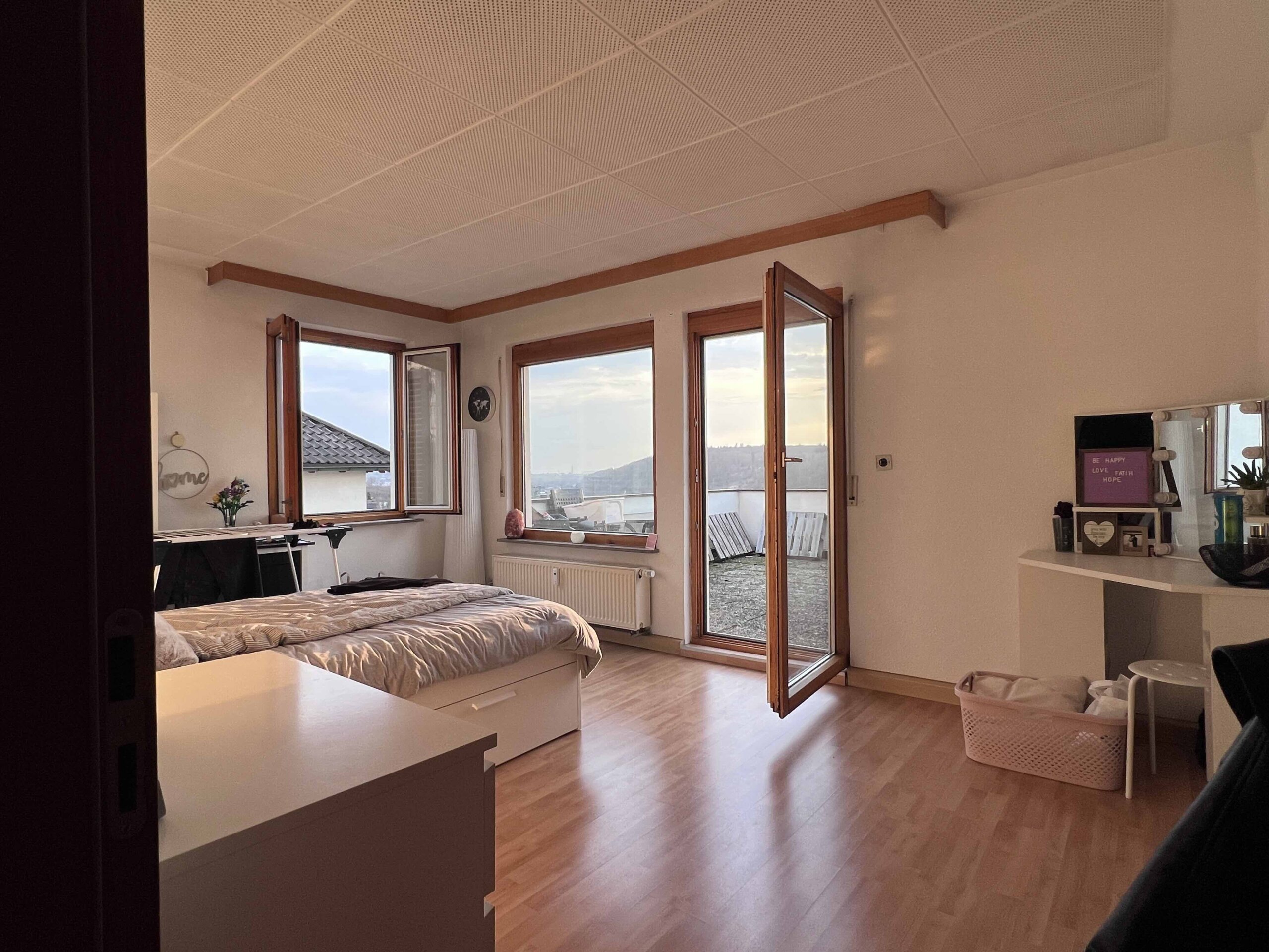 OG Das Schlafzimmer mit Laminatboden