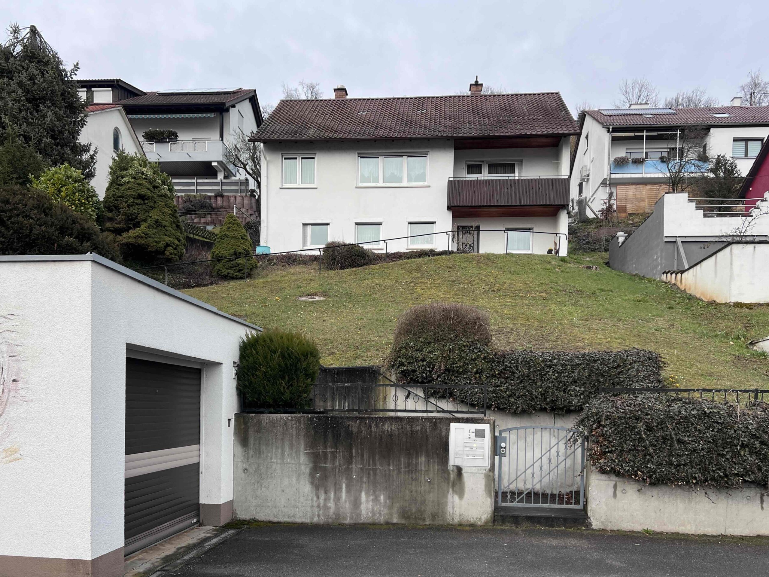 Freistehendes Zweifamilienhaus am Ortsausgang Richtung Altbach. 2 Garagen. FREI.