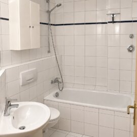 Badezimmer mit Wanne, WC, Waschbecken_