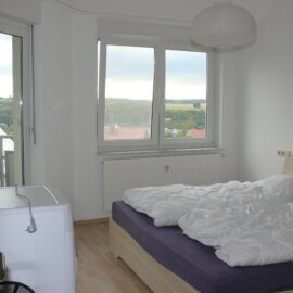 Schlafzimmer ebenfalls mit Balkonausgang