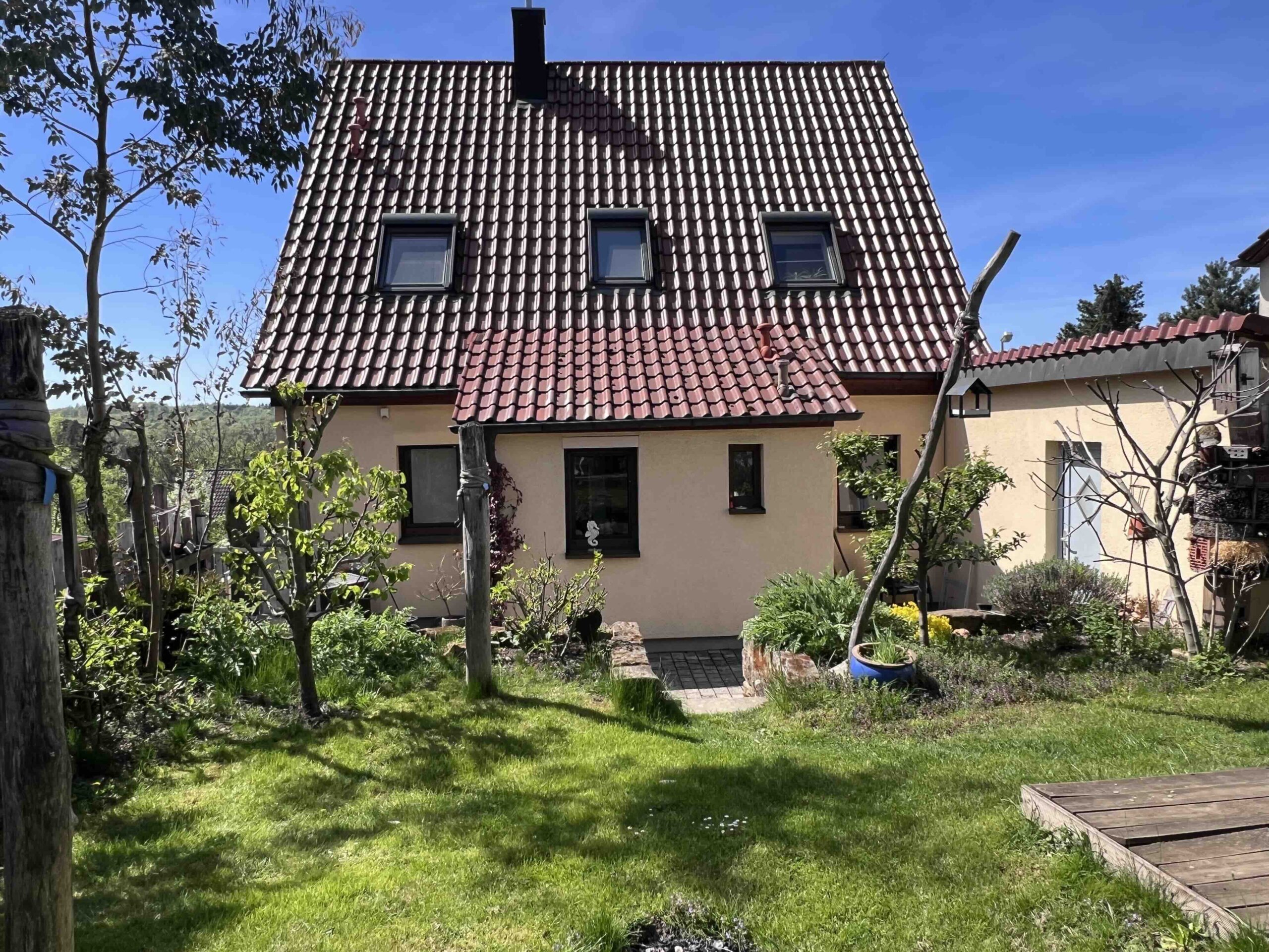Hübsches Einfamilienhaus mit viel Platz, herrlicher Garten, 2 Garagen. Frei.
