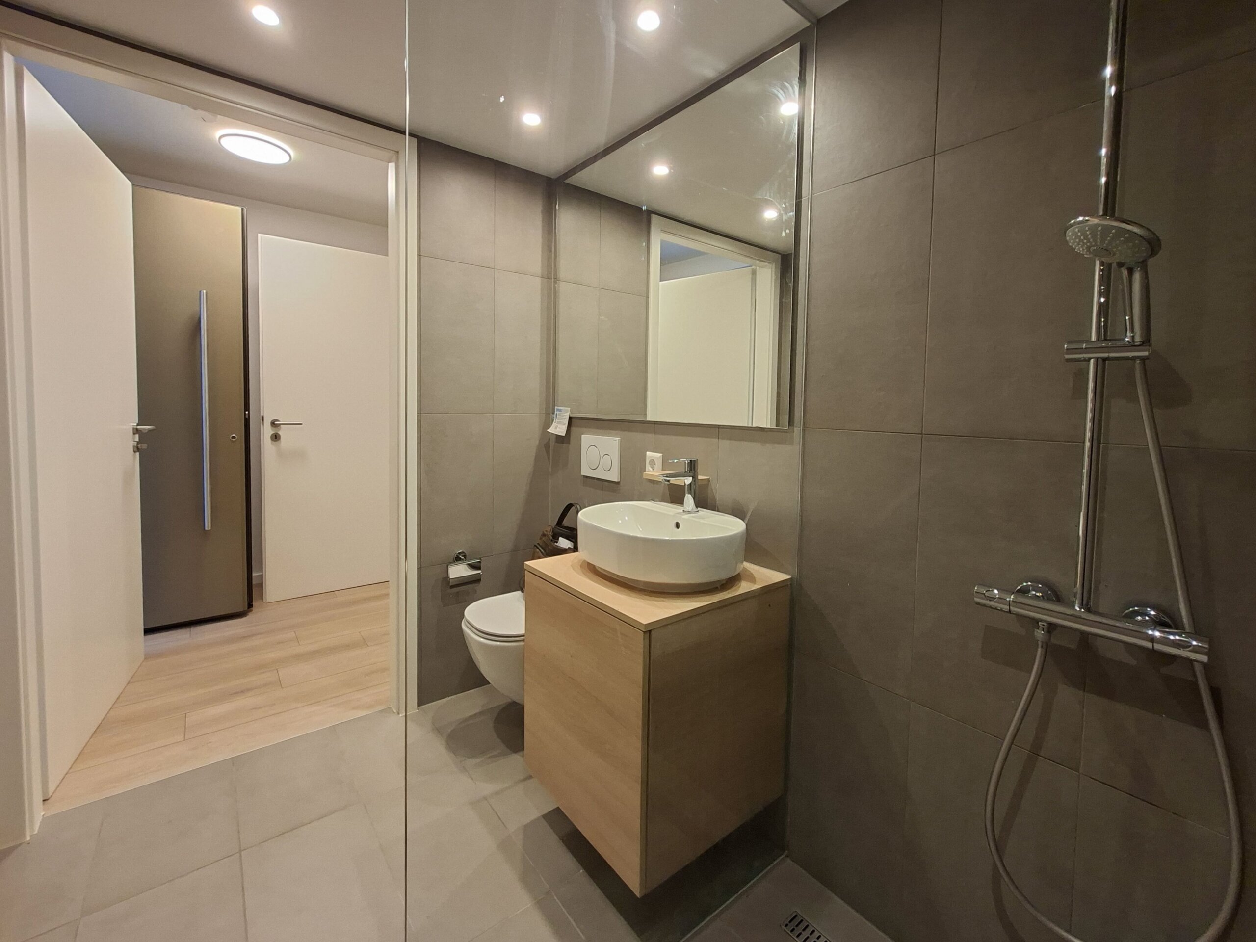 Badezimmer mit bodengleicher Dusche
