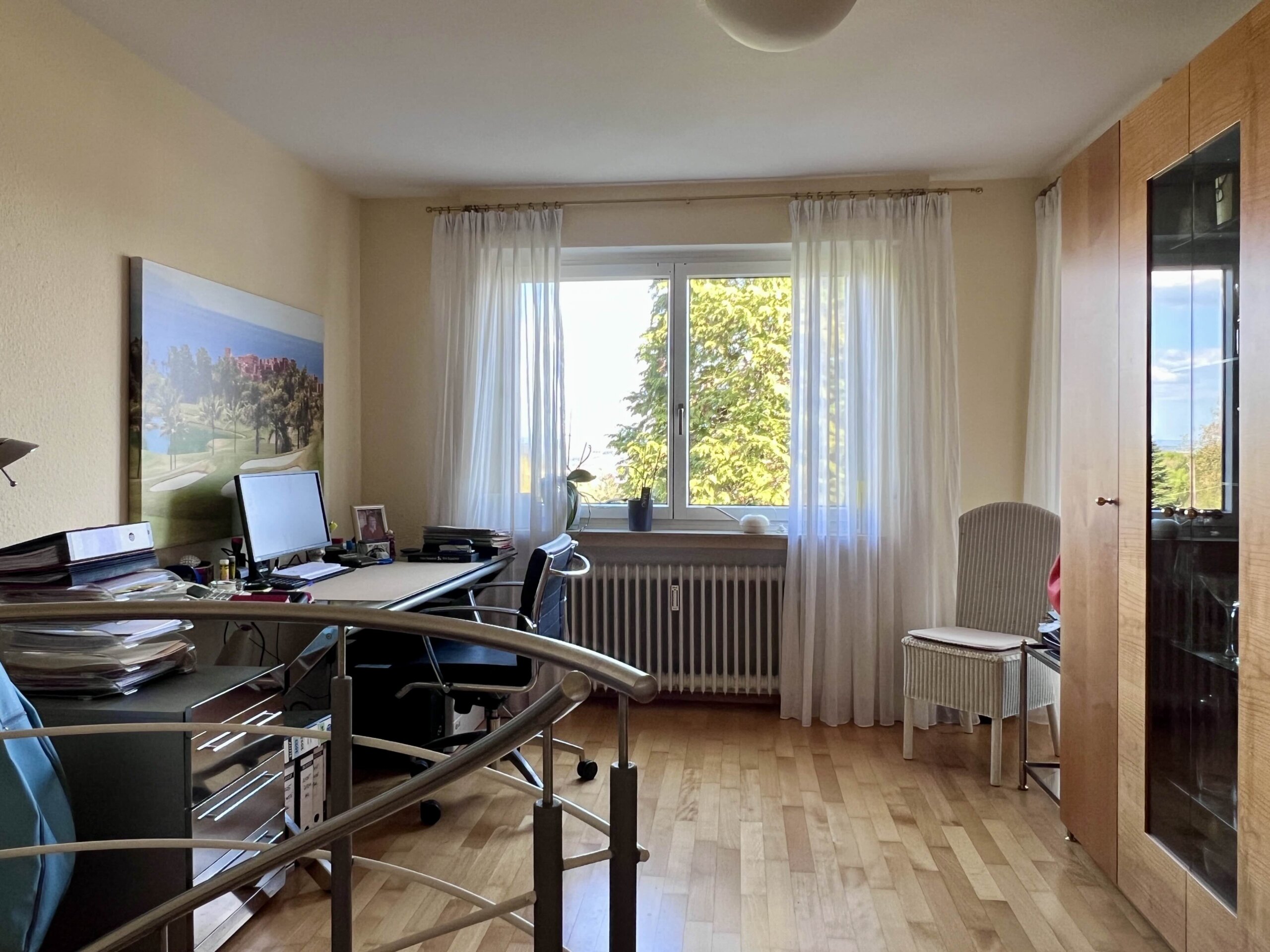 EG_Arbeitszimmer mit Balkonzugang und Treppenabgang in die untere Wohnebene