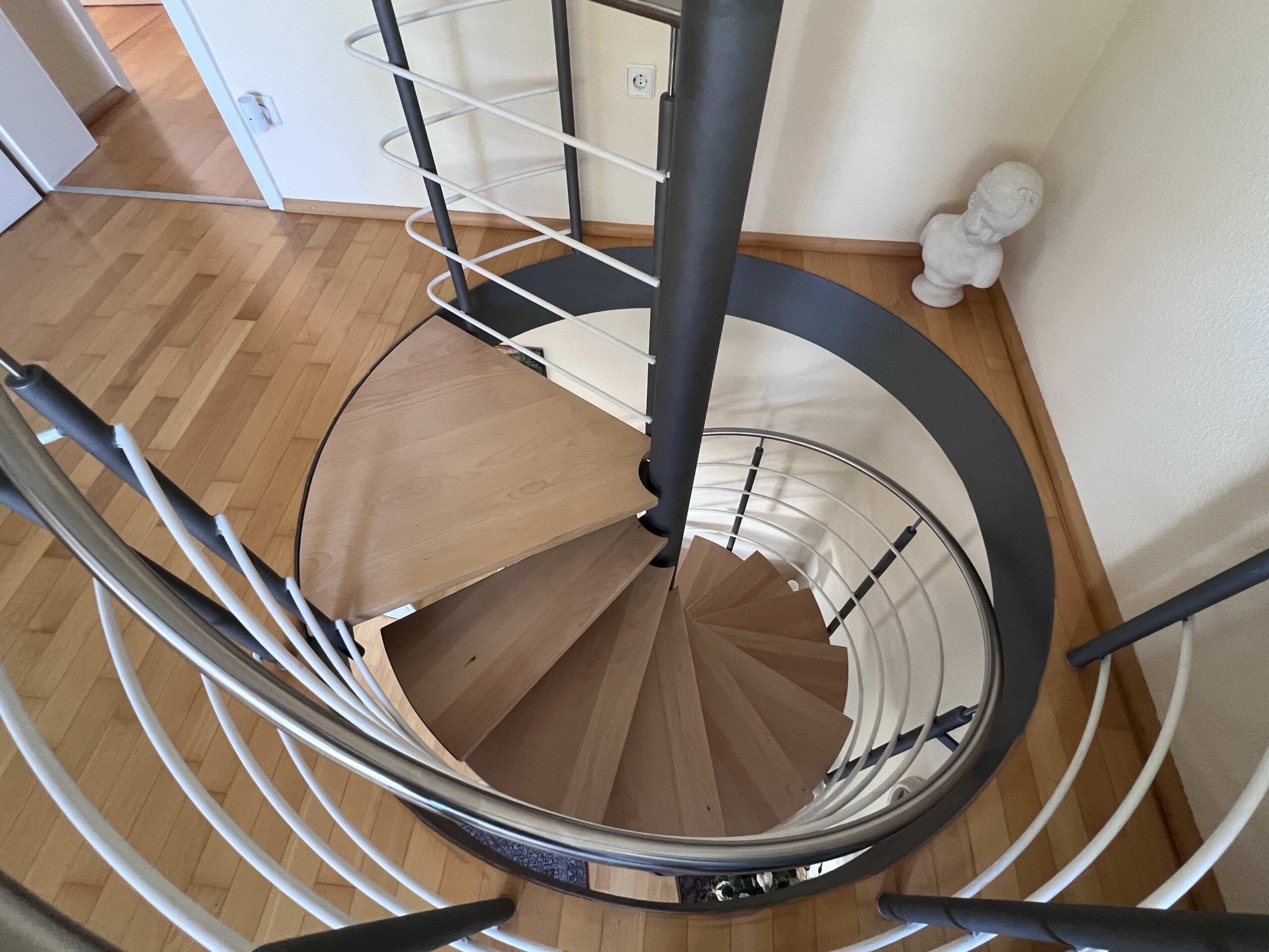 Eine Wendeltreppe verbindet die beiden Wohngeschosse EG und HG