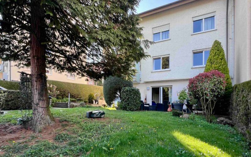 Mehrfamilienhaus in ruhiger Aussichtslage. 2 Stellplätze.