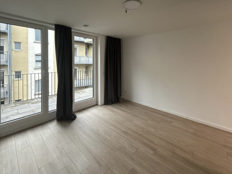 Zimmer mit großen Fenstern