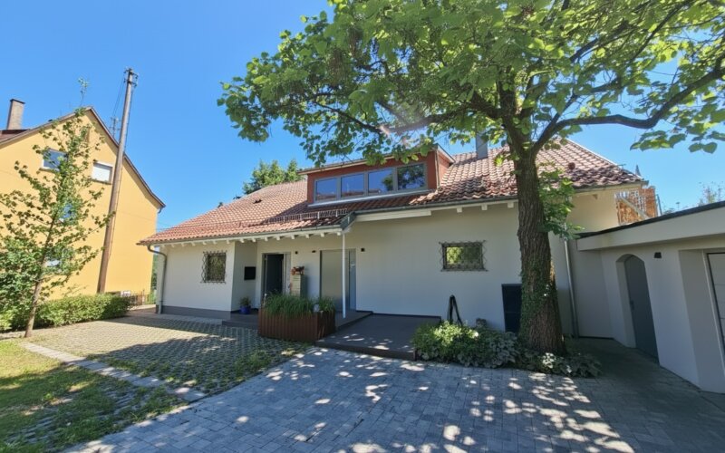 4,5 Zi-Wohnung in bester naturnaher Lage. Balkon. Garage. Phantastische Aussicht.