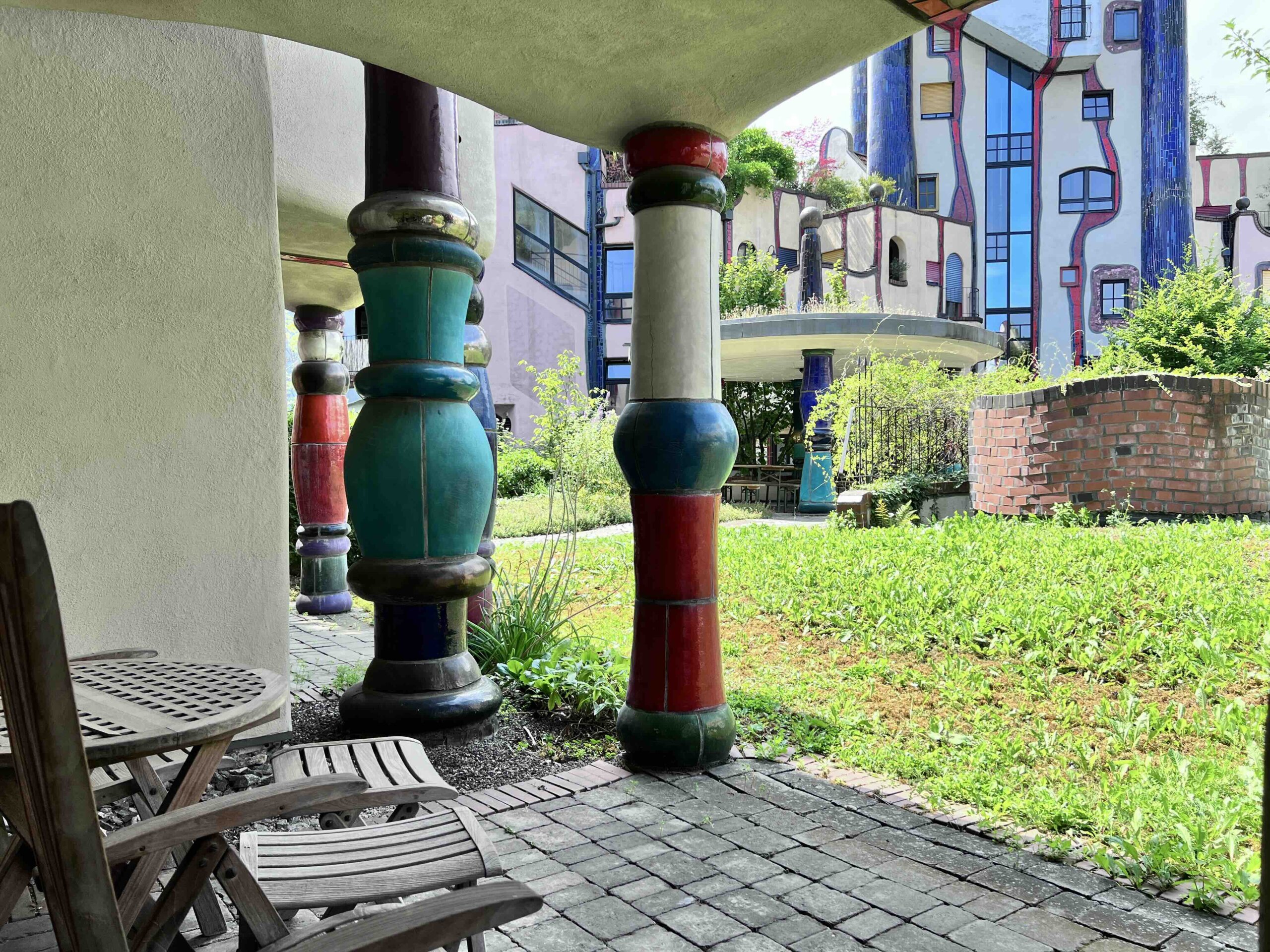 Blick von der Terrasse in den Hundertwassergarten