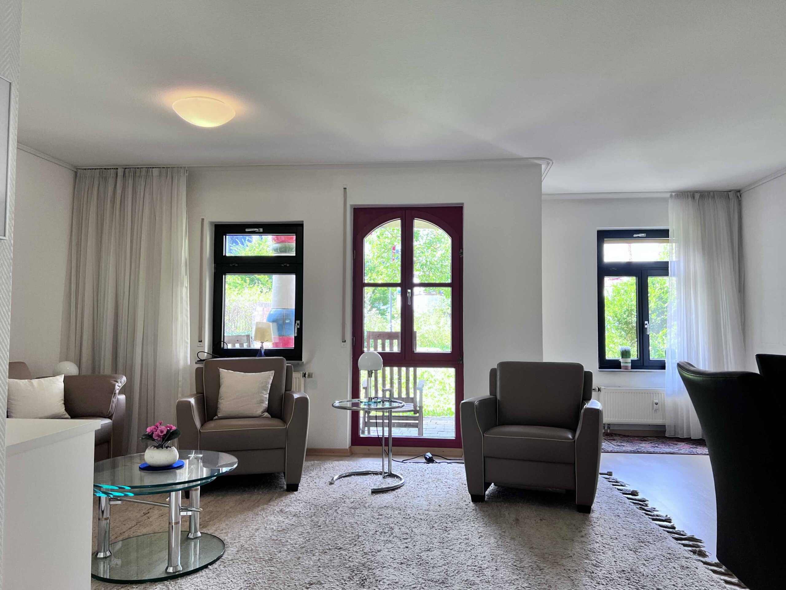 Das elegant möblierte Wohnzimmer