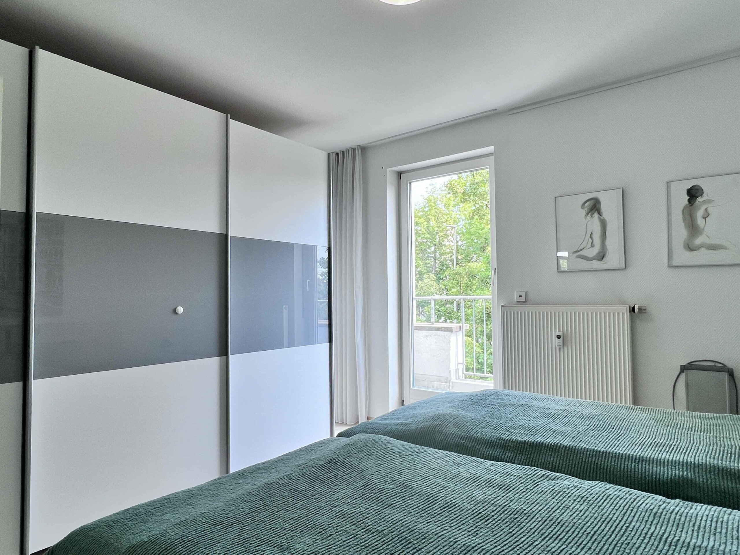 Kleiderschrank mit Schiebetüren