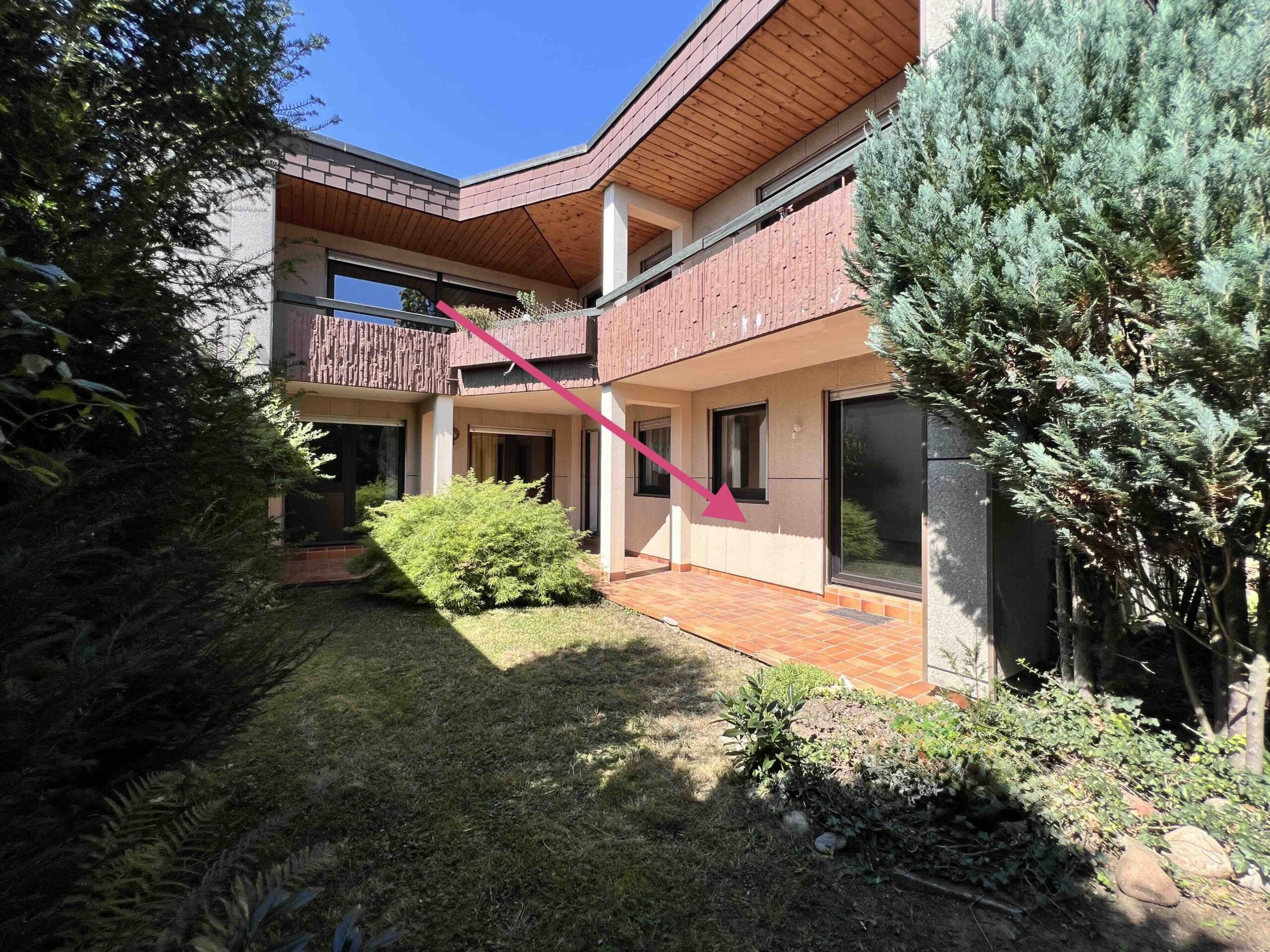 1- bis 2-Zi-Wohnung in Halbhöhenlage mit Terrasse und Gartennutzung. Frei.
