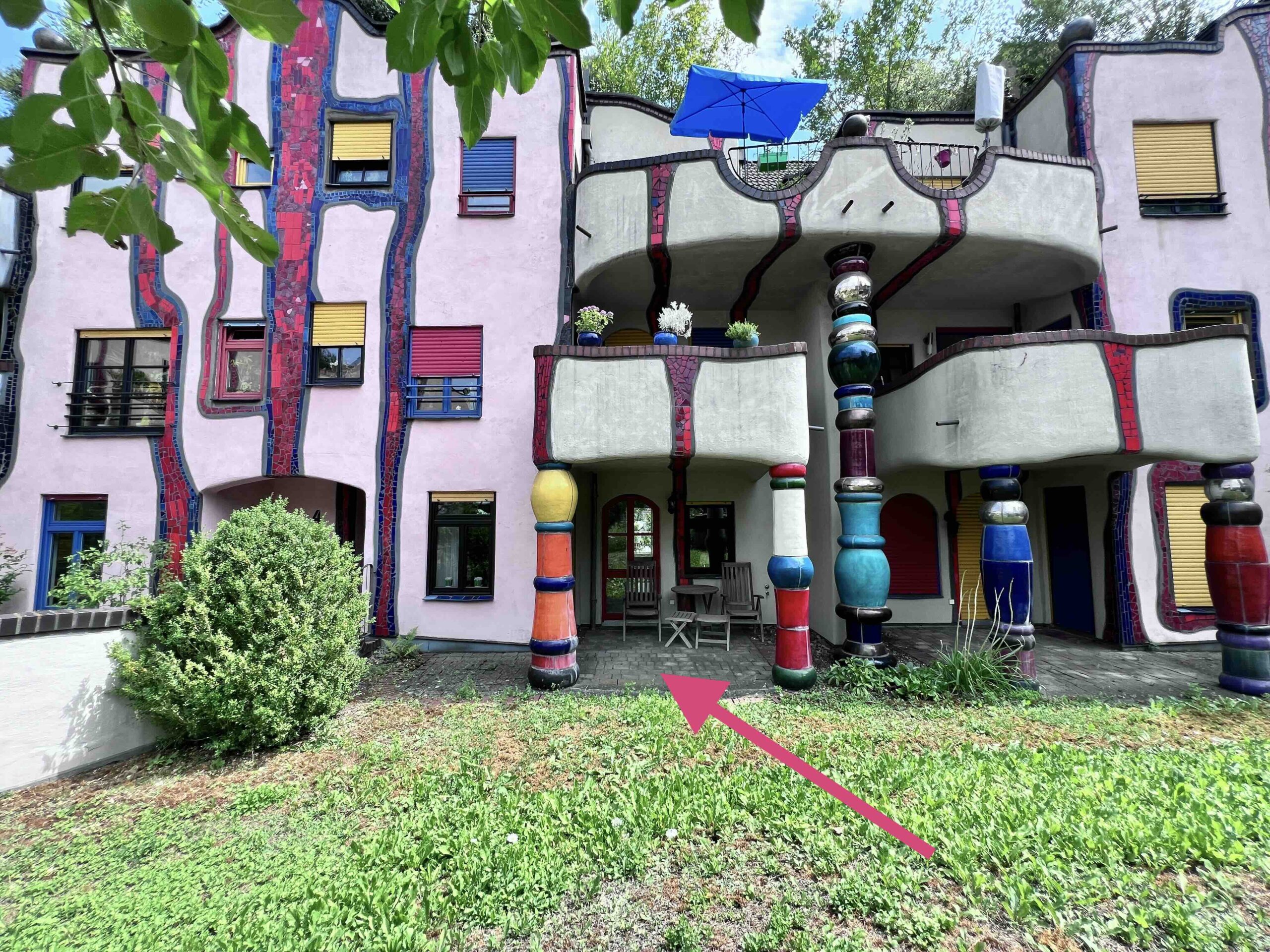 Große 2,5-Zi-EG-Wohnung im Hundertwasserhaus. Terrasse. Luxuriös möbliert.
